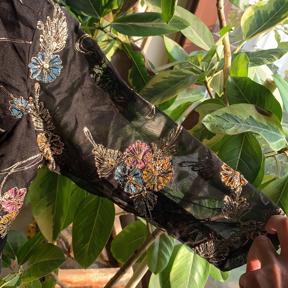 saree blouse. Back covered.Deep neck. Elbow sleeves. Can Wear as cropped top! - Picture 3 of 7